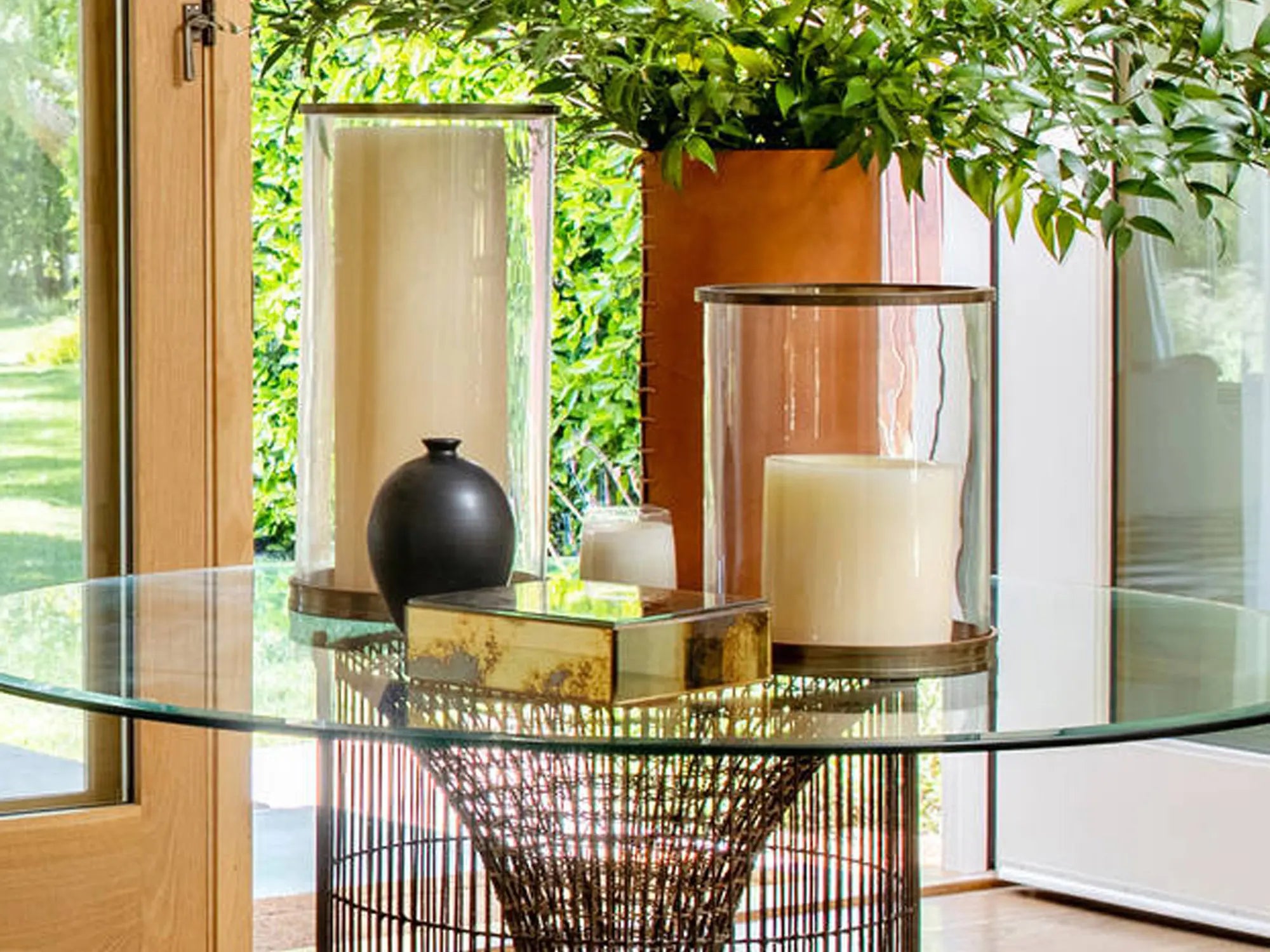 Tavolino in vetro con diversi oggetti in vetro appoggiati