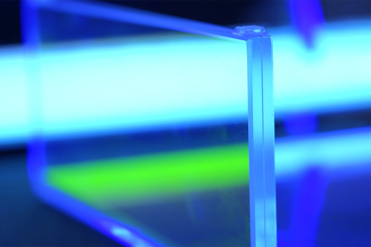 Dettaglio dello spessore di una lastra di vetro illuminata da led blu