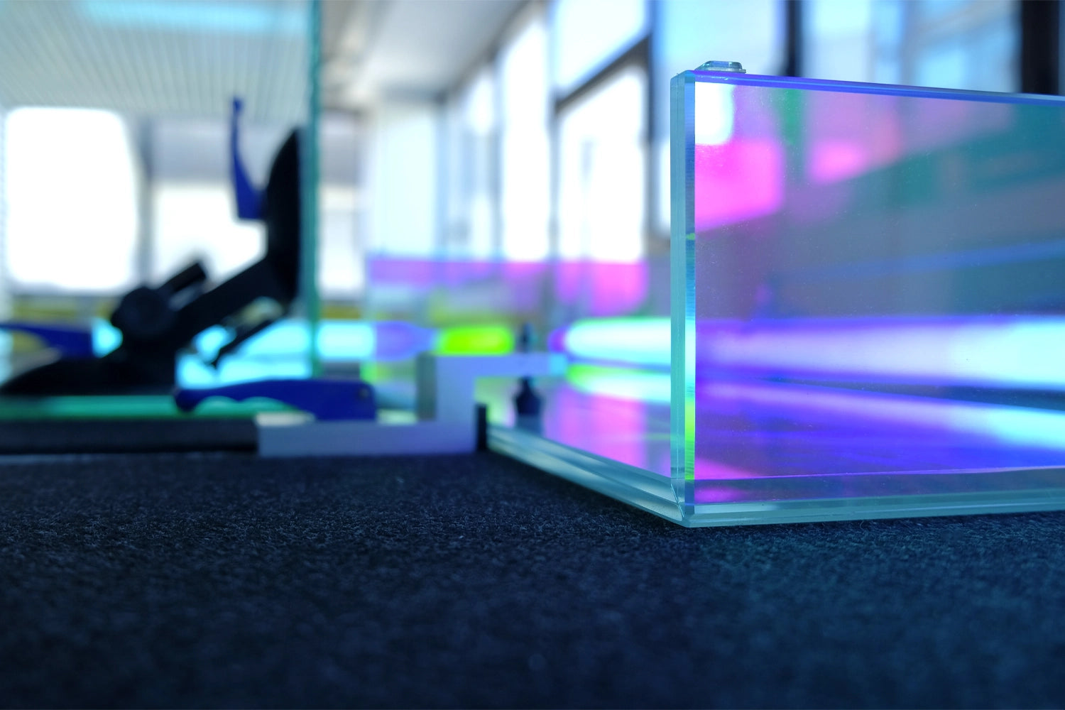 Lastre di vetro iridescente posate su un tavolo